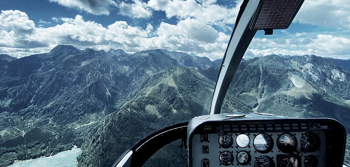 Ausblick auf Landschaft vom Hubschrauber aus