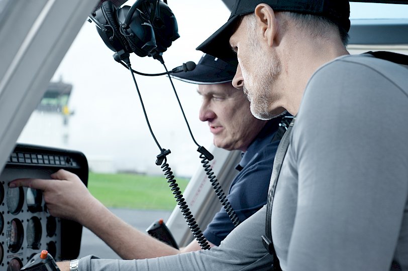 Zwei Hubschrauberpiloten im Cockpit