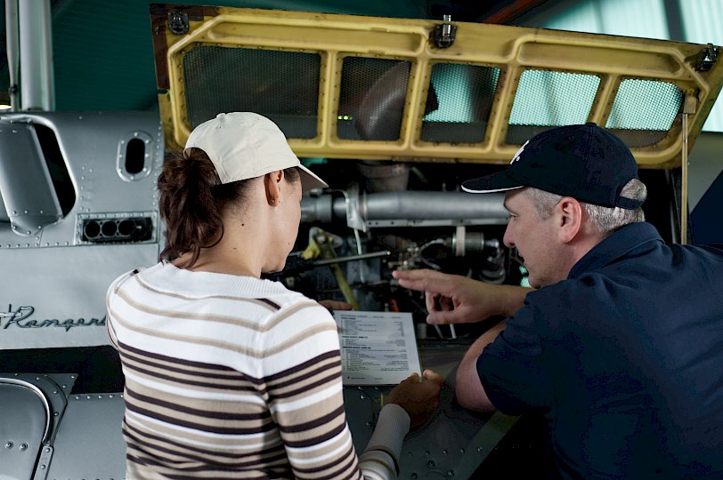 kayfly-pilotenausbildung-checkup-vor-flug-hubschrauber