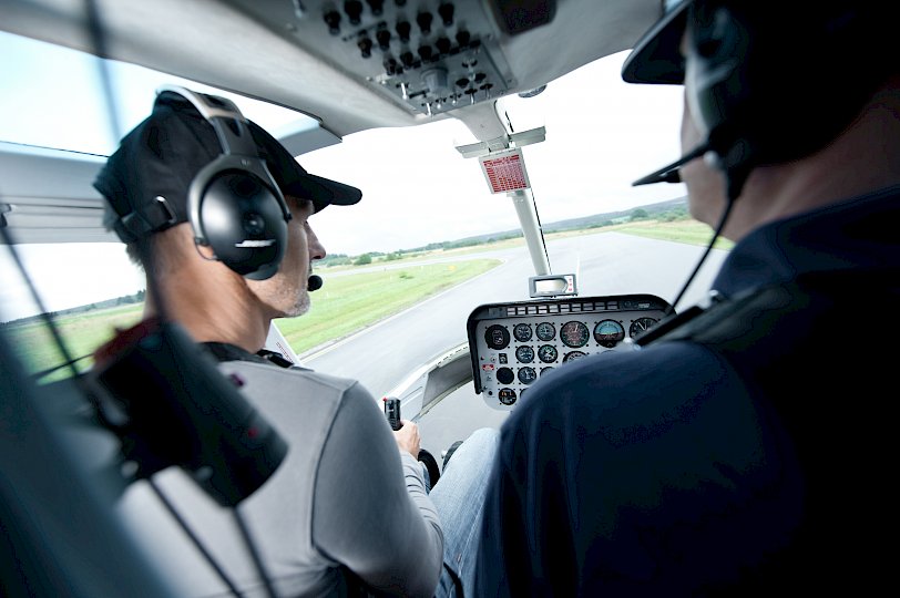 Schulterblick zwei Piloten im Hubschrauber