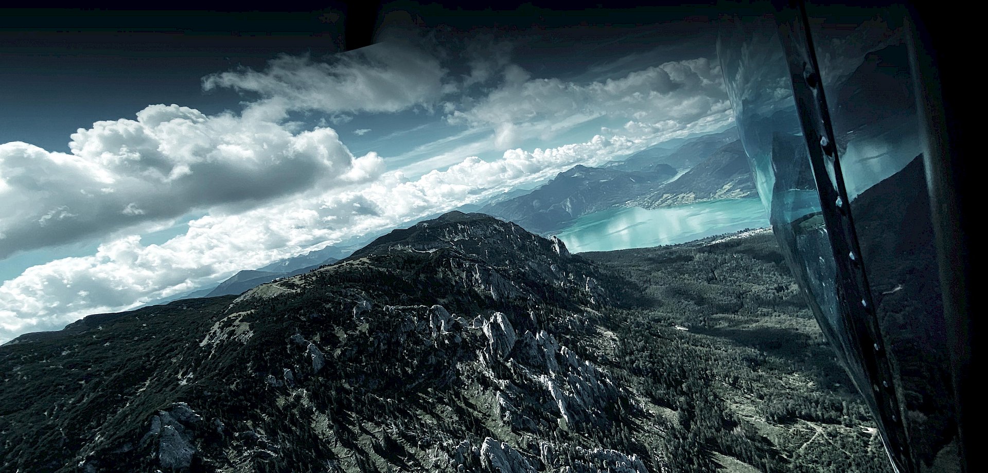 Ausblick auf Berge neben einem Hubschrauber