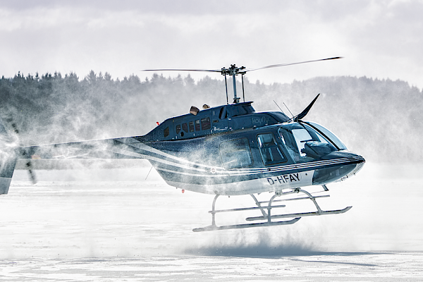 Hubschrauber landet im Schnee